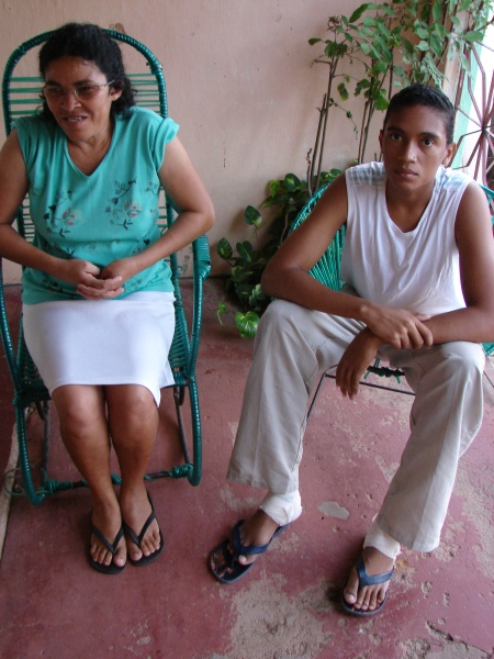 Alecsandro Tenório e sua mãe: dificuldade em tratar das úlceras de perna